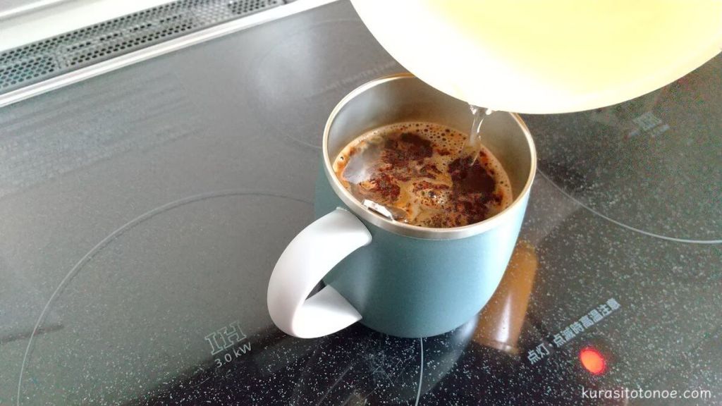 コーヒーにお湯を注ぐ