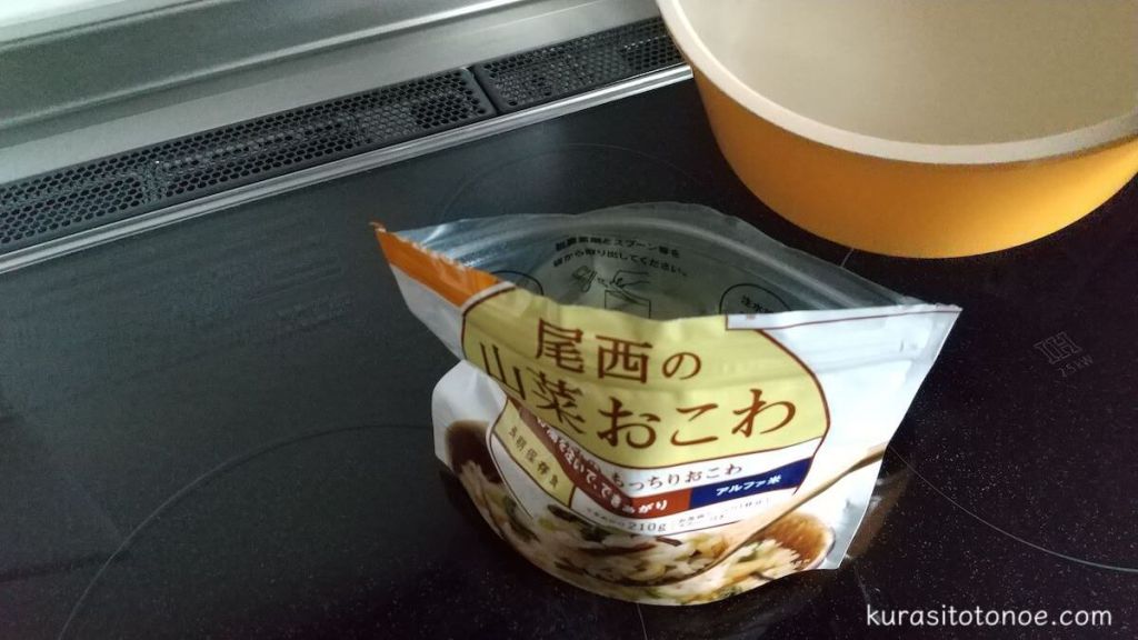 非常食にお湯を注ぐ