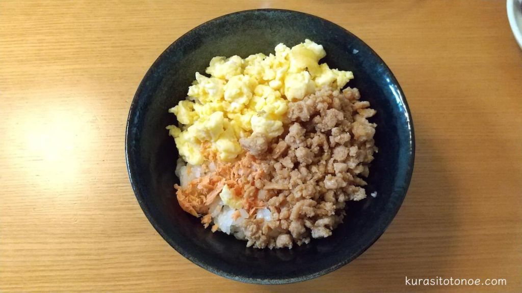 ３色そぼろ丼