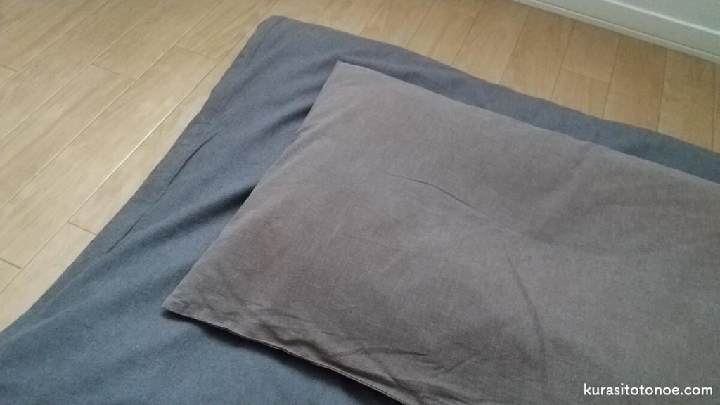 ミニマリストの枕と掛け布団