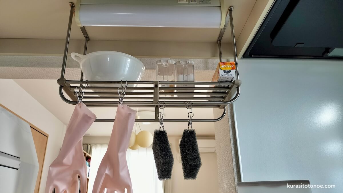 ミニマリストのキッチンの吊り棚