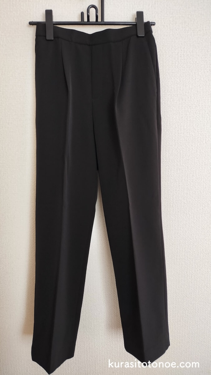 黒ストレートパンツ