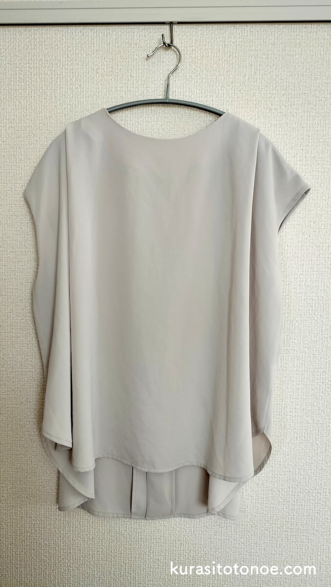 グレージュのブラウス