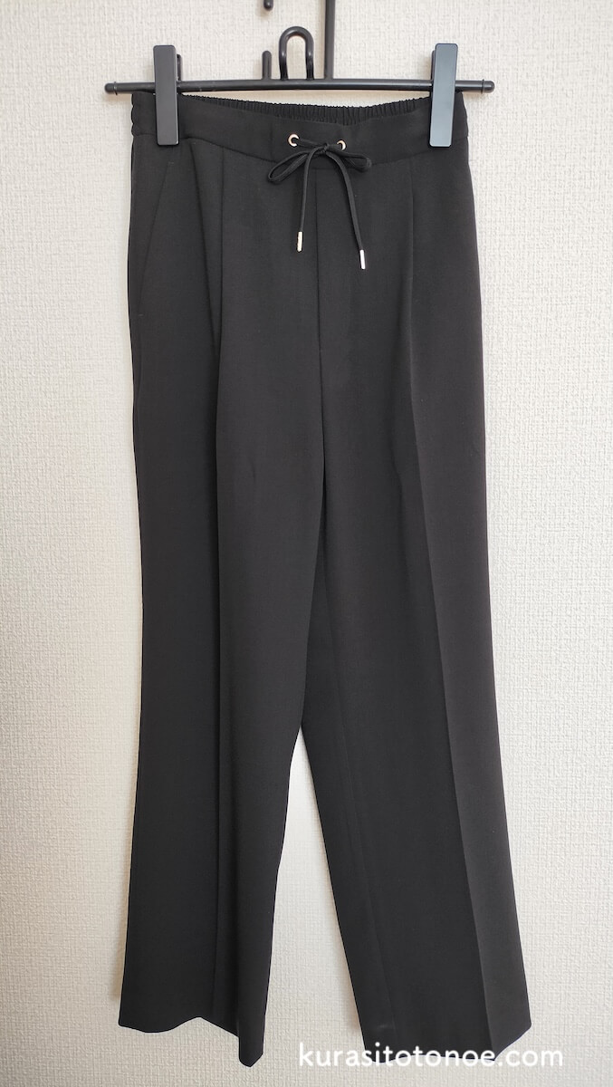 黒のスラックス